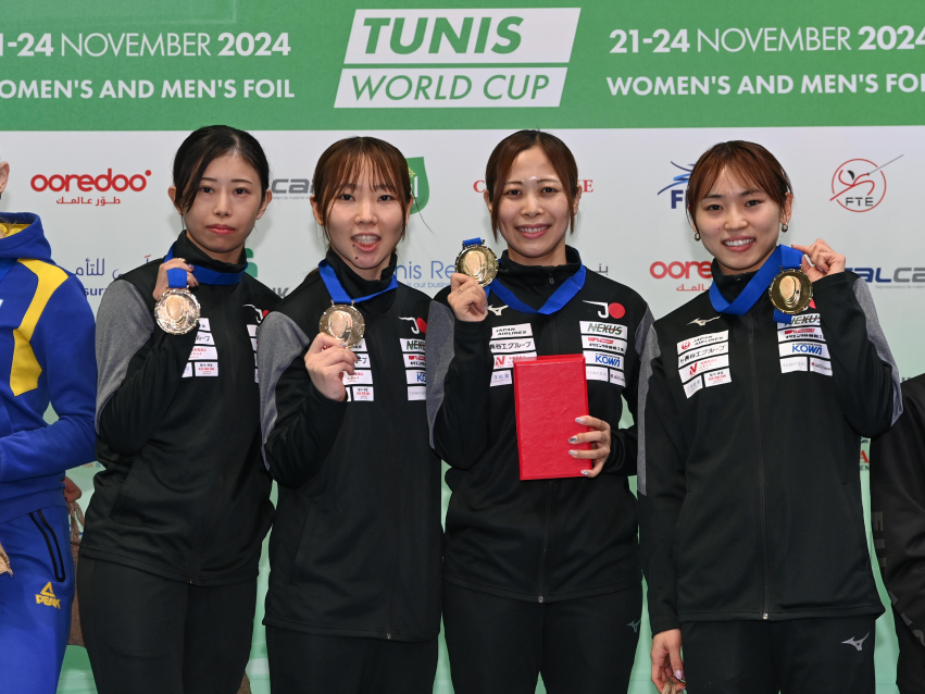 表彰式（左から辻、上野、菊池、東の各選手）
©公益社団法人日本フェンシング協会
