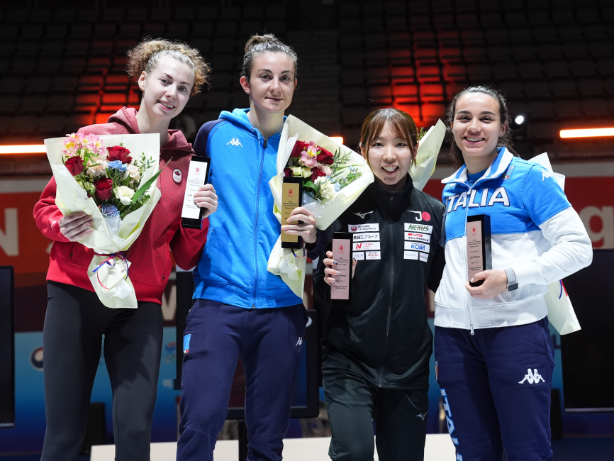 表彰式で笑顔を見せる上野選手（右から2番目）
©公益社団法人日本フェンシング協会