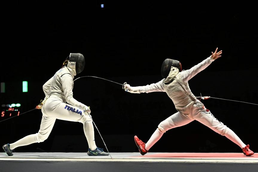 準決勝での戦い（右）上野選手
©公益社団法人日本フェンシング協会