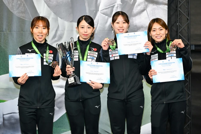 左から上野優佳選手、辻すみれ選手、竹山柚葉選手、東晟良選手
©公益社団法人日本フェンシング協会