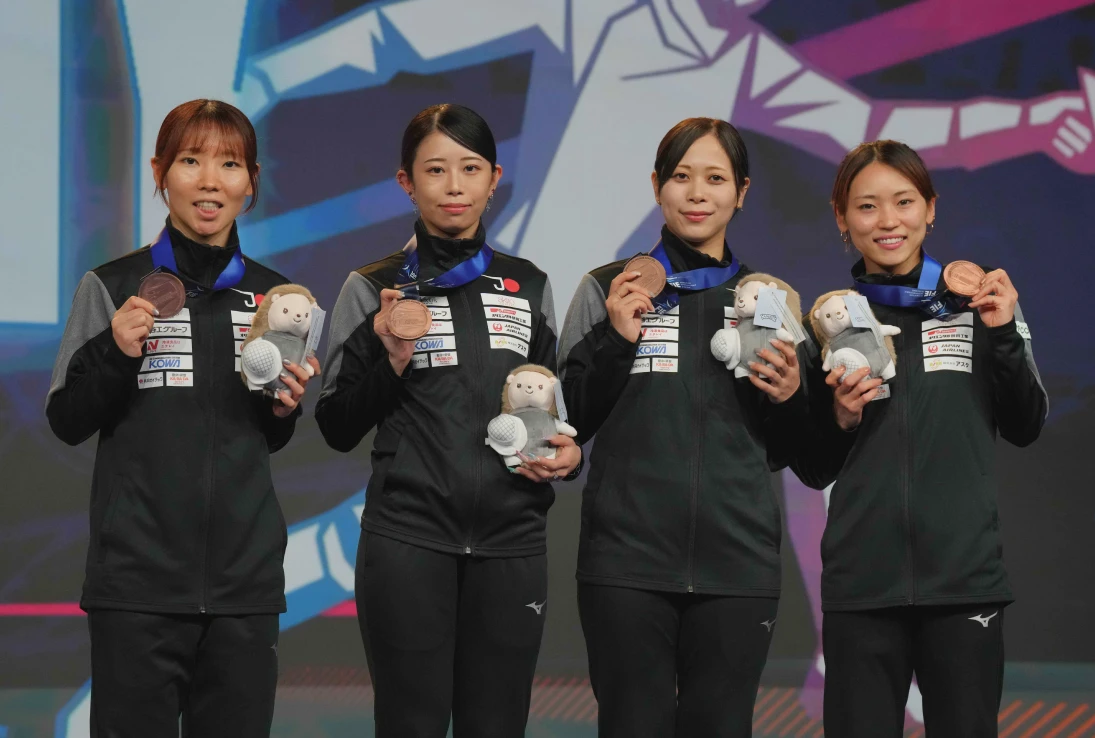 左から上野優佳選手、辻すみれ選手、菊池小巻選手、東晟良選手
©公益社団法人日本フェンシング協会