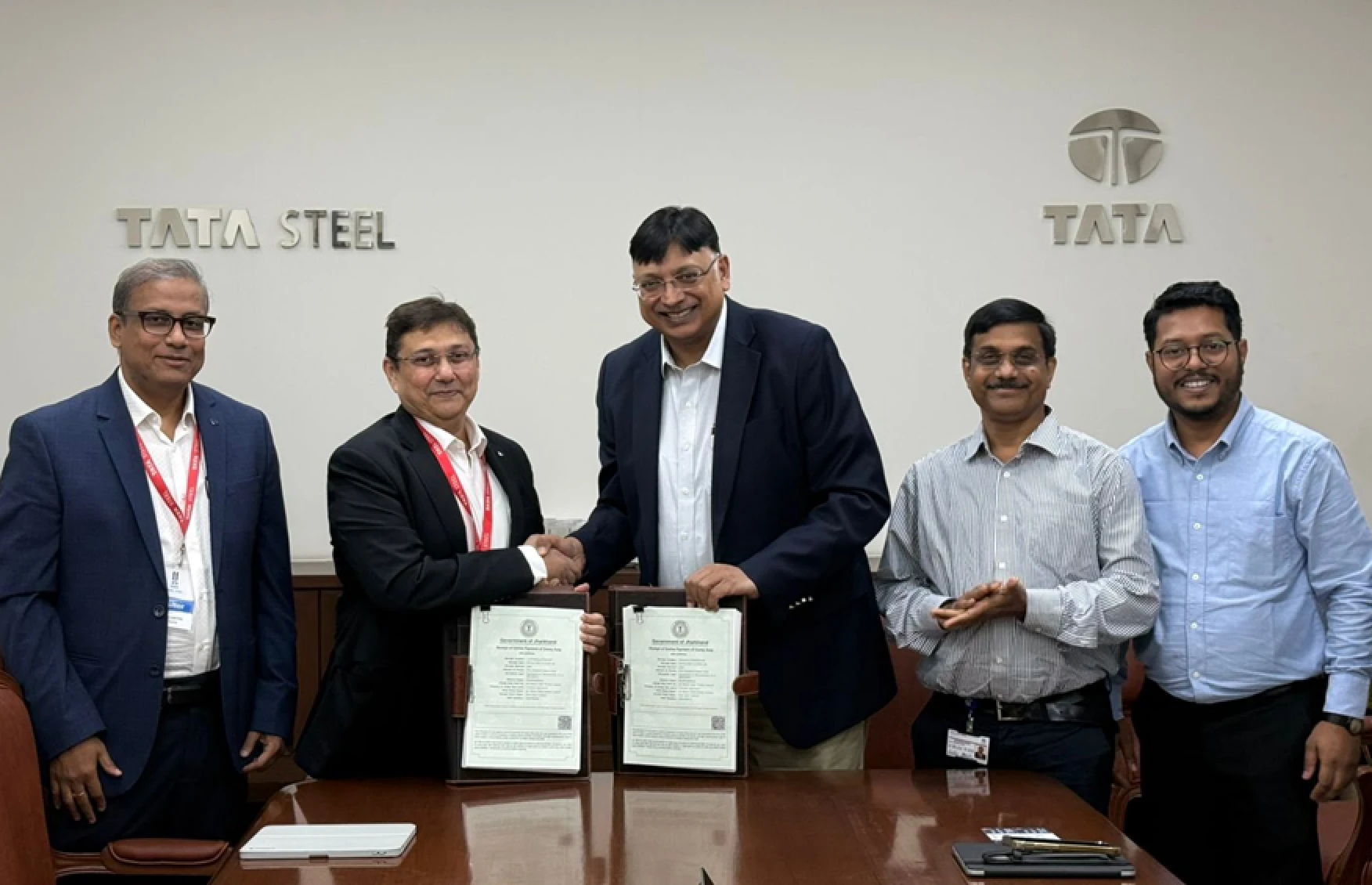 調印式の様子
(中央、タタ・スチール社 Peeyush Gupta副社長
左から2番目、エア・ウォーター・インディアKausik Mukhopadhyay社長)