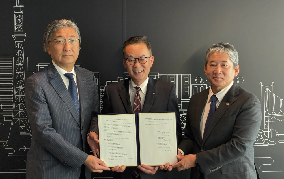 調印式の様子
左から、エア・ウォーター 西村 浩和 常務執行役員、鹿追町 喜井 知己 町長
古河電工 藤崎 晃 執行役員 研究開発本部長