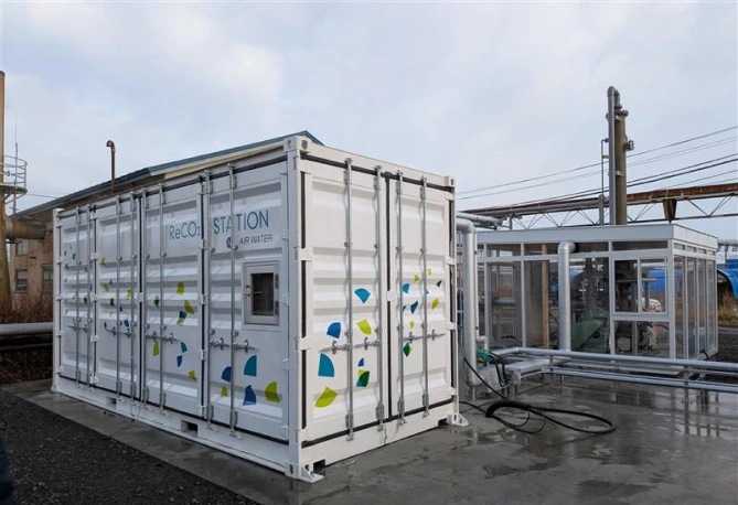 (左:「ReCO₂ STATION」、右:排ガス前処理設備)